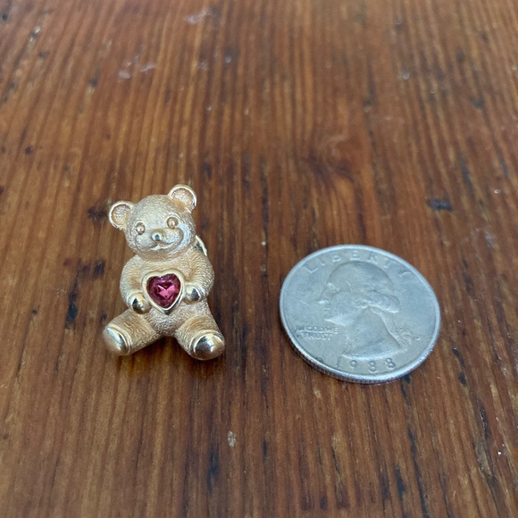 Avon Tac Pin Teddy Bear October Pink Birthstone, 1980's Goldtone brooch - Picture 2 of 3
